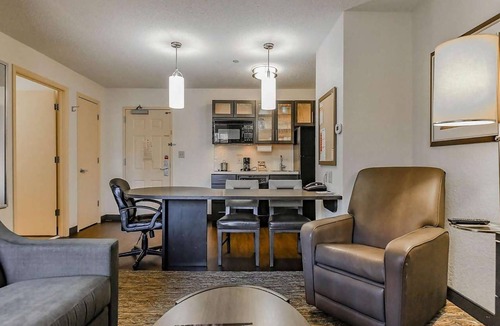 Brentwood Hotel | Two Relaxing Suites with Full Kitchens l Close to Nashville Zoo & Nature Trail