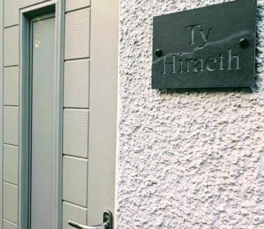 Caerphilly House | Ty Hiraeth
