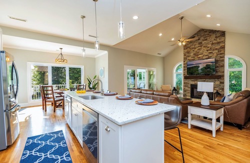 Henrico House | 🔥ULTIMATE Lakefront Getaway | 7,000 SqFt🌅Sunset Views🌅Hot Tub Flat Lot+ 10BR!