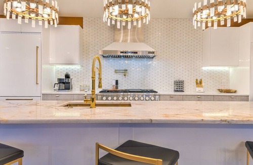 Talbot's Corner House | Ultra Luxe 16-Bed Mansion w/Game Room, Large Rooftop Hot Tub, 10 mins from DT!