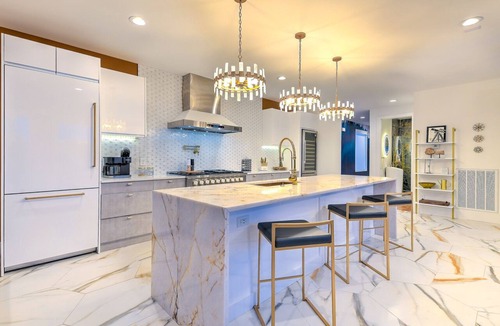 Talbot's Corner House | Ultra Luxe 16-Bed Mansion w/Game Room, Large Rooftop Hot Tub, 10 mins from DT!