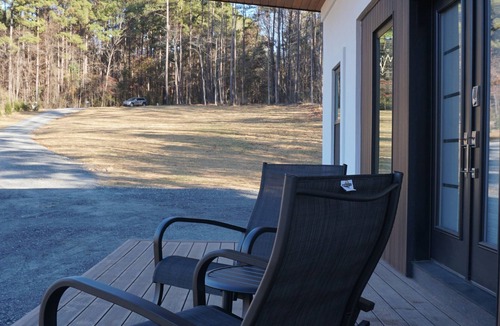 Dixie - Berryhill House | Ultra Modern Luxury Waterfront Getaway