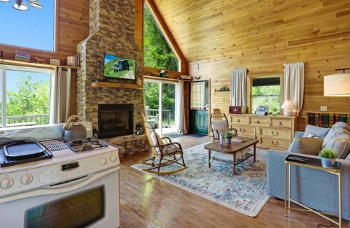 Hayesville Cabin | Unbelievable-Gas Fireplace-Hot Tub-*4x4 Needed!*