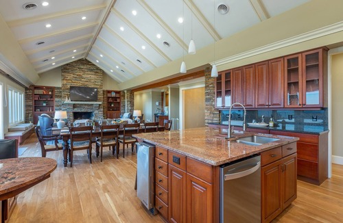 Spruce Pine House | Unforgettable Mtn Views & Sunsets! Hot Tub+Fireplaces+Sauna, WiFi, Small Events!