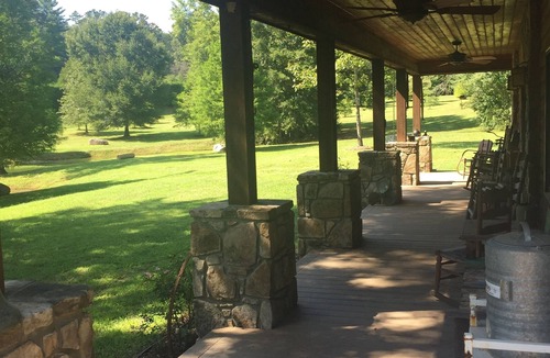 Morganton House | Unique Cozy Lodge- Couple’s Getaway- Family Friendly- Private Event Space