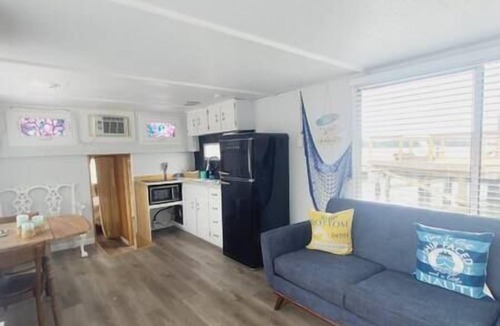 Steele Creek Boat Rental | Unique Lakefront House Boat at Long Cove Resort