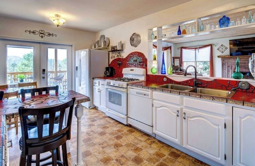 Leicester House | Unique Private Farmhouse near Asheville 4bd, 2 bth