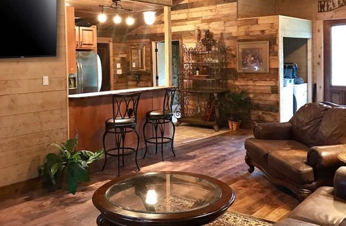 Mount Mourne Cottage | Unique Rustic Charm Cottage Great Location close to Lake