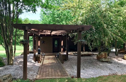 Mount Mourne Cottage | Unique Rustic Charm Cottage Great Location close to Lake