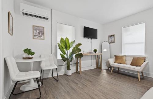South Pensacola House | Unit 2 Comfortable Studio minutes to Beaches and NAS