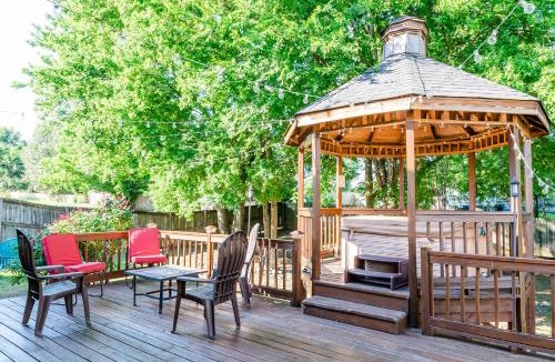 Charlotte House | University Escape with hot tub and fire pit