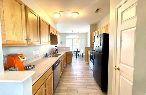 Davis Lake - Eastfield House | University townhome, available for long-term.