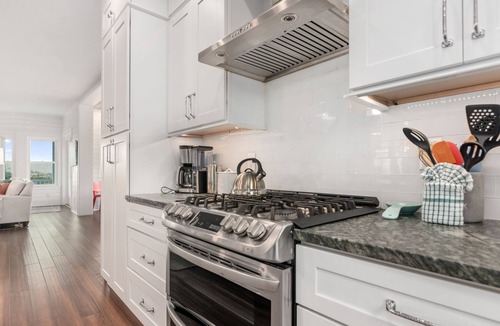 Flora's Bluff House | Unmatched Oceanfront Elegance - Ensuite Privacy, Gourmet Kitchen, Both Clubs & More!