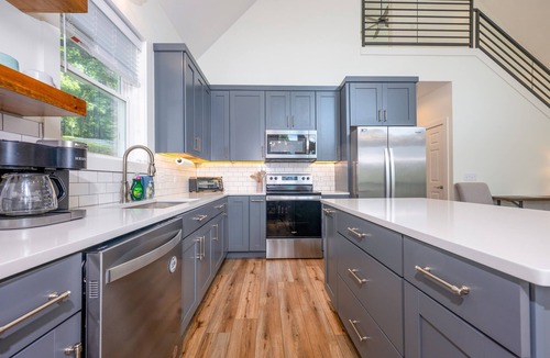 Robbinsville House | Unwind at Lakey McLakehouse on Lake Santeetlah