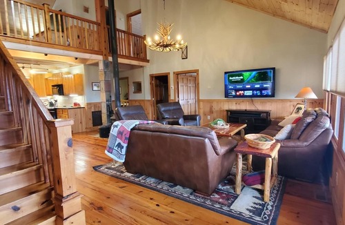 West Jefferson Cabin | Unwind in Style - Fire Pit, Fireplace & Mtn Views This Fall @ El Cabitan