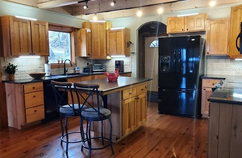 West Jefferson Cabin | Unwind in Style - Fire Pit, Fireplace & Mtn Views This Fall @ El Cabitan