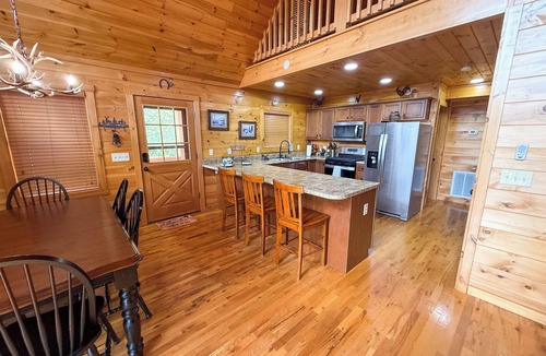 Grassy Creek Cabin | Unwind Where the Air Is Cooler -3BR/2.5BA w/Hot Tub Near New River