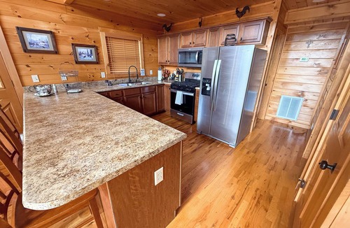 Grassy Creek Cabin | Unwind Where the Air Is Cooler -3BR/2.5BA w/Hot Tub Near New River