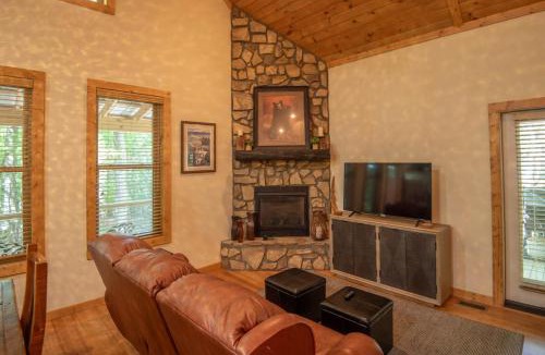 Fleetwood House | Updated 2 Bd Cabin, Hot Tub, Mins to New River & Parkway