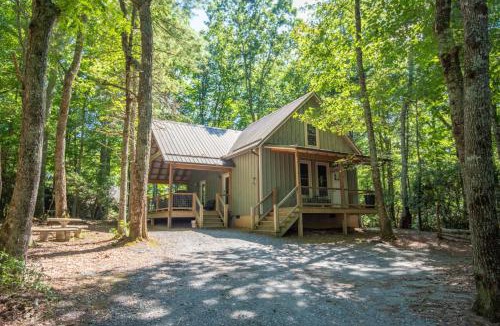 Fleetwood House | Updated 2 Bd Cabin, Hot Tub, Mins to New River & Parkway