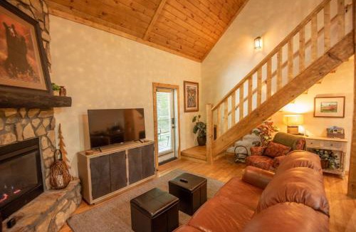 Fleetwood House | Updated 2 Bd Cabin, Hot Tub, Mins to New River & Parkway
