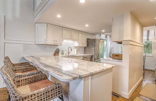 Bald Head Island Condo | Updated condo with balcony view of the golf course! Community Pool