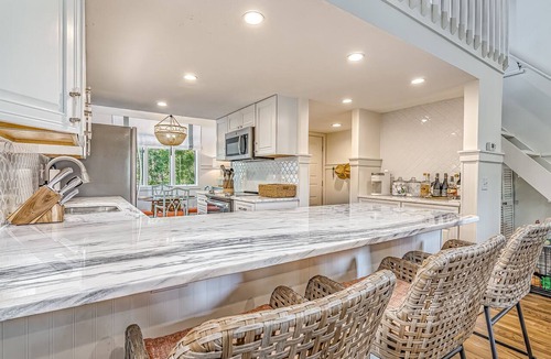Bald Head Island Condo | Updated condo with balcony view of the golf course! Community Pool