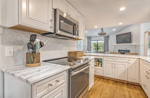 Bald Head Island Condo | Updated condo with balcony view of the golf course! Community Pool