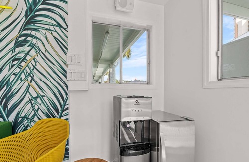 Ash Apartment | Updated King Efficiency Across From Beach