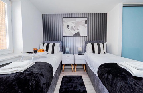 Basingstoke Apartment | Upgraded 4 Beds Level Access Lifts 2 bath Parking