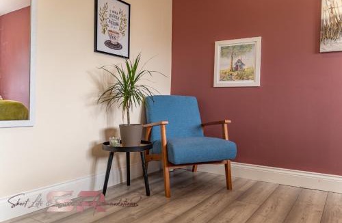 Yeading House | Upscale 4-BR Hayes Home, Sleeps 8 - Great for Long term stays, High speed Wi-Fi