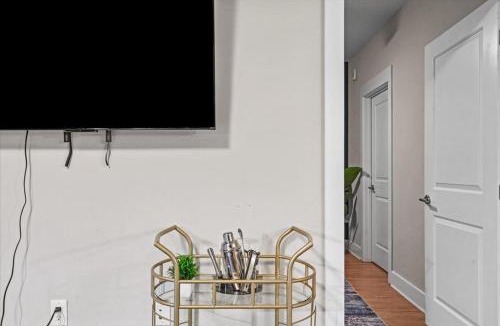 Charlotte Apartment | Upscale King 3BR Suite to Uptown Charlotte