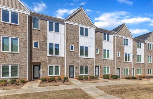 Southwest Raleigh House | Upscale King 3BR Townhouse Mins to Downtown!