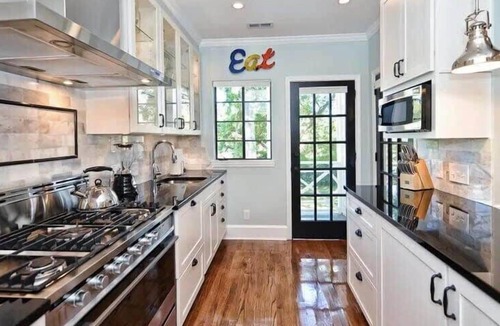 Myers Park Condo | Upscale Myers Park 2BR King Condo | Porch |Private