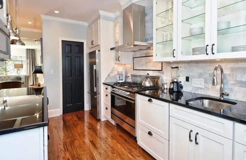 Myers Park Condo | Upscale Myers Park 2BR King Condo | Porch |Private