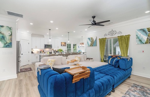 Hayes House | Upscale spacious 5-bedroom house mins to Airport with fitness and game rooms