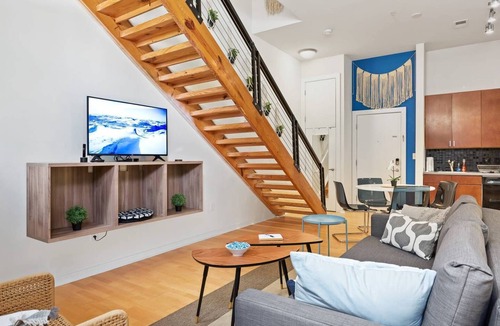 First Ward Apartment | Uptown 1st Ward | Walk Everywhere | Apple TV-Wifi