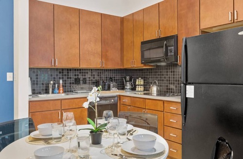 First Ward Apartment | Uptown 1st Ward | Walk Everywhere | Apple TV-Wifi