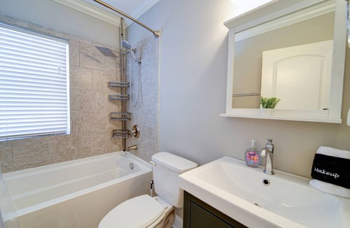 Villa Heights House | Uptown Charlotte 2BR Getaway