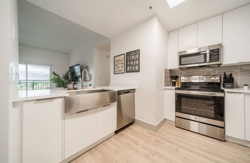 Charlotte Center City Apartment | Uptown Charlotte 3BR | Balcony & Views