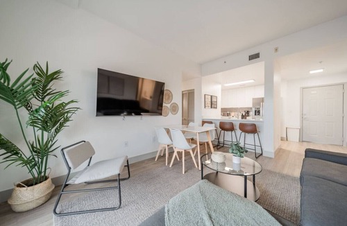 Charlotte Center City Apartment | Uptown Charlotte 3BR | Balcony & Views