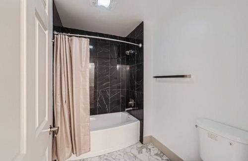 Third Ward Apartment | Uptown Charm - Walkable to Everything!