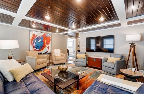 NoDa House | Uptown Stunner w/ Hot Tub & Foosball | King Suit