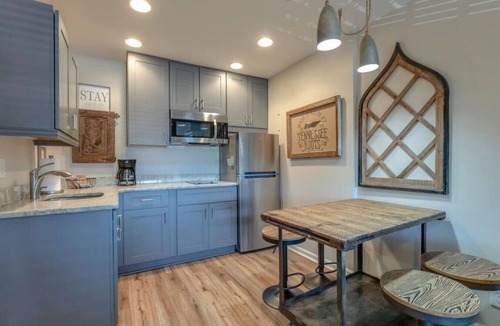 Melrose Apartment | Urban Hideaway: Cozy Studio with Pool Access