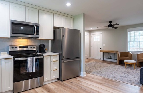 Durham House | Urban Oasis w/King Bed – 3 BR Near Duke & DT