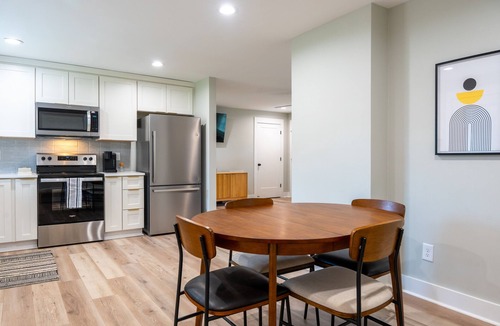 Durham House | Urban Oasis w/King Bed – 3 BR Near Duke & DT