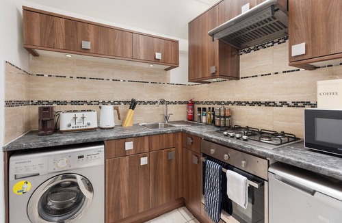 St Luke's Apartment | Urban Vibes, Modern 2BR Flat in Prime London Spot