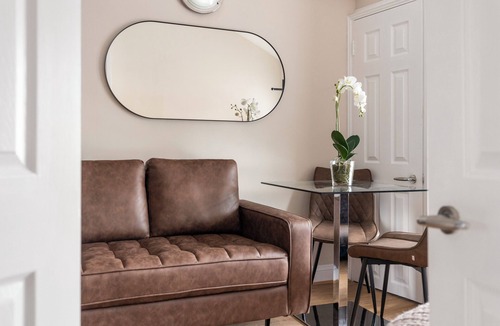St Luke's Apartment | Urban Vibes, Modern 2BR Flat in Prime London Spot