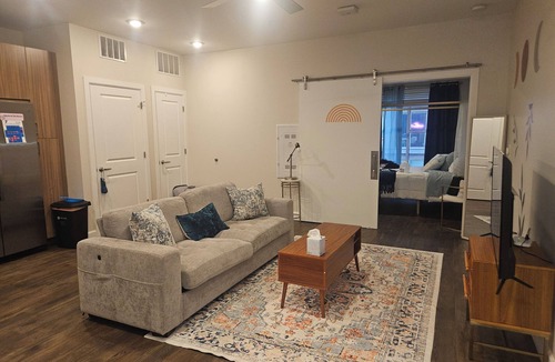 Eighth Avenue Apartment | Very Cozy 1-bedroom apartment with alll amenities in Amazing Downtown Nashville