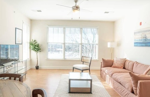 Wesley Heights Apartment | Viagem|Bright and Relaxing 2BR in Prime Location